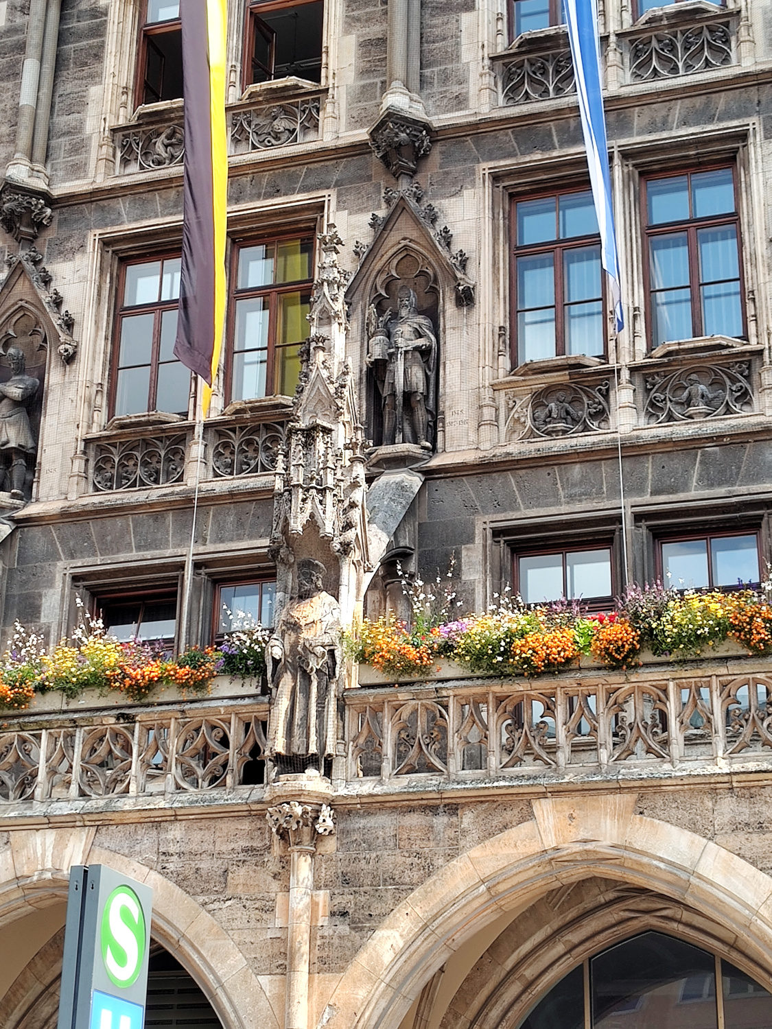 New Town Hall in Munich Neues Rathaus statues